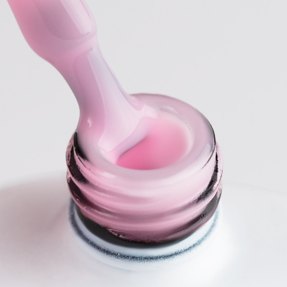 Pędzelek zanurzony w żelu do przedłużania w kolorze jasnoróżowym