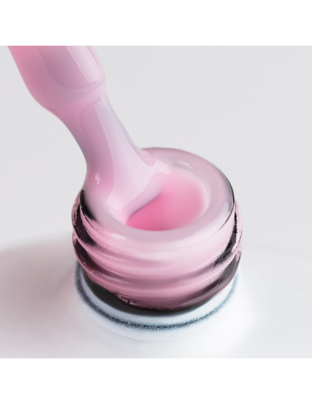 Pędzelek zanurzony w żelu do przedłużania w kolorze jasnoróżowym