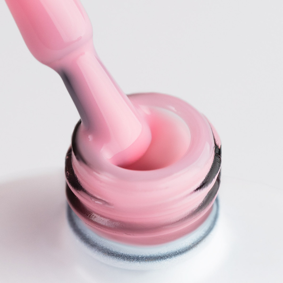 Pędzelek zanurzony w różowym żelu do przedłużania
