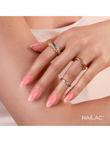 Manicure żelowy wykonany żelem w butelce w kolorze brzoskwiniowym