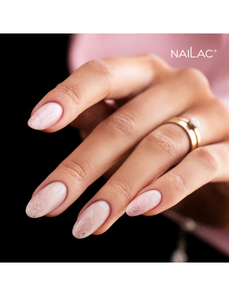 Zdobienie na paznokciach wykonane za pomocą lakieru hybrydowego w kolorze rose gold Zdobienie na paznokciach wykonane za pomocą lakieru hybrydowego w kolorze rose gold