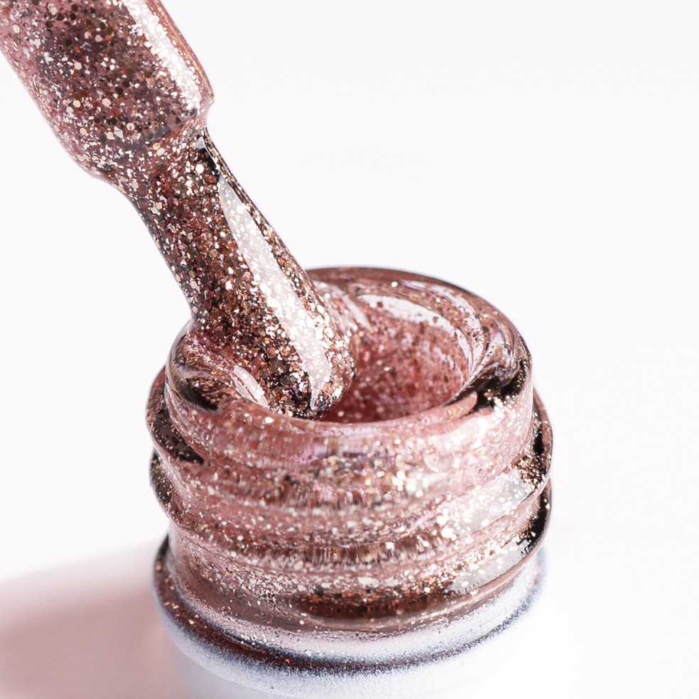 Pędzelek zanurzony w lakierze hybrydowym rose gold Pędzelek zanurzony w lakierze hybrydowym rose gold