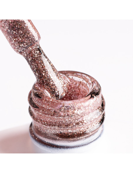 Pędzelek zanurzony w lakierze hybrydowym rose gold Pędzelek zanurzony w lakierze hybrydowym rose gold