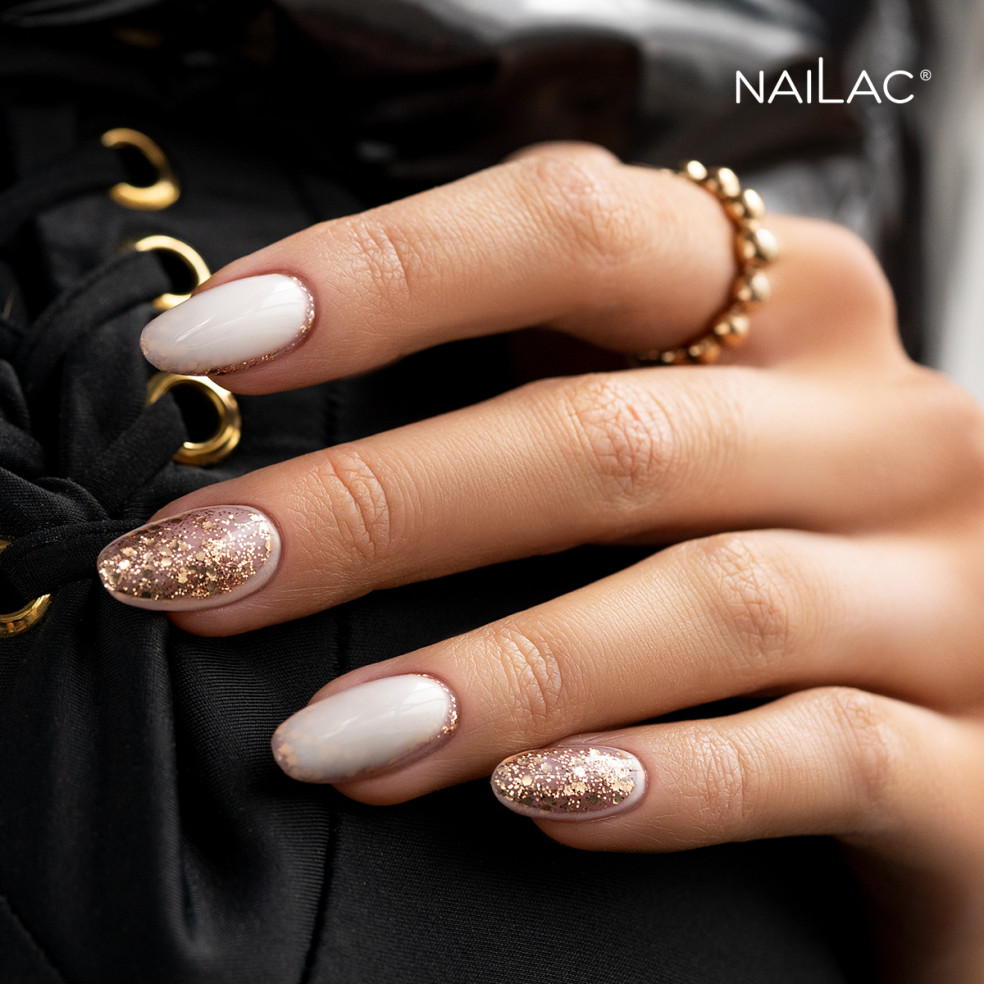 Manicure hybyrdowy ze złotym akcentem