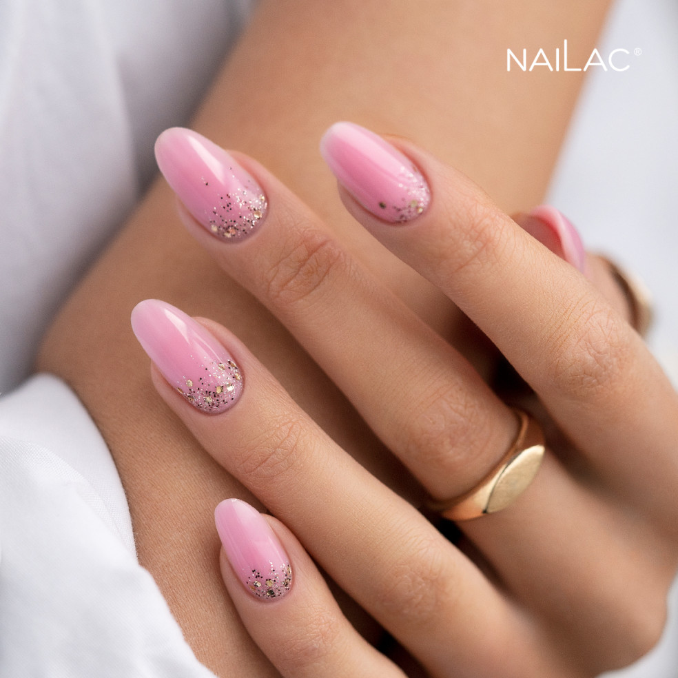 Stylizacja paznokci wykonana z wykorzystaniem złotego brokatowego lakieri hybrydowego Stylizacja paznokci wykonana z wykorzystaniem złotego brokatowego lakieri hybrydowego