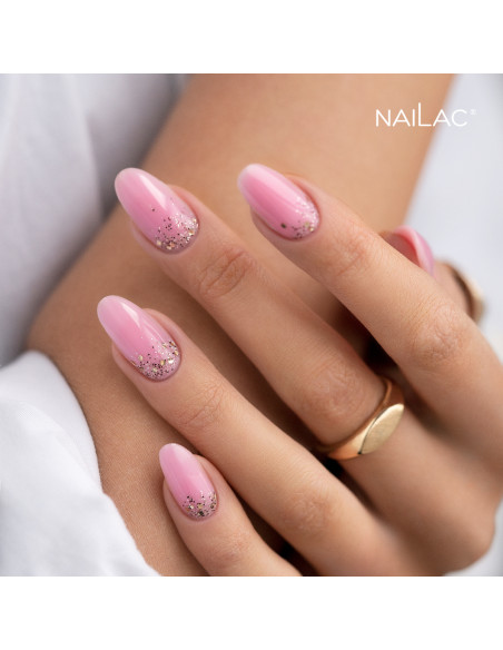 Stylizacja paznokci wykonana z wykorzystaniem złotego brokatowego lakieri hybrydowego Stylizacja paznokci wykonana z wykorzystaniem złotego brokatowego lakieri hybrydowego