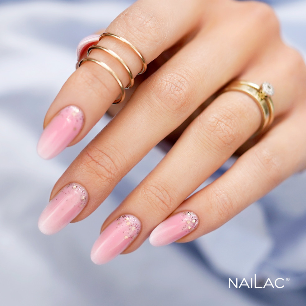 Zdobienie princess nails wykonane za pomocą złotego lakieru hybrydowego Zdobienie princess nails wykonane za pomocą złotego lakieru hybrydowego