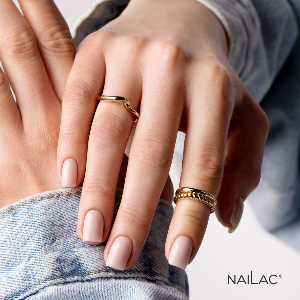 Manicure żelowy wykonany za pomocą żelu bez piłowania w kolorze beżowym