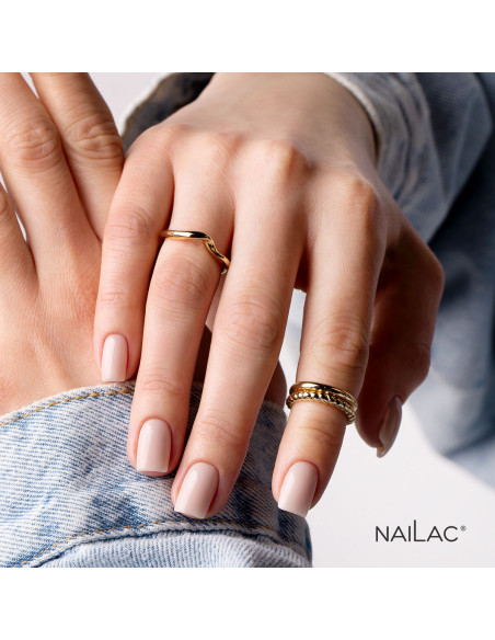 Manicure żelowy wykonany za pomocą żelu bez piłowania w kolorze beżowym