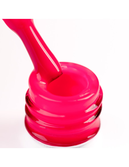 Szyjka butelki i oparty o nią pędzelek zanurzony w lakierze hybrydowym w kolorze neonowy koralowy róż #493