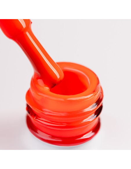 Szyjka butelki i oparty o nią pędzelek zanurzony w lakierze hybrydowym w kolorze neonowy pomarańczowy #494