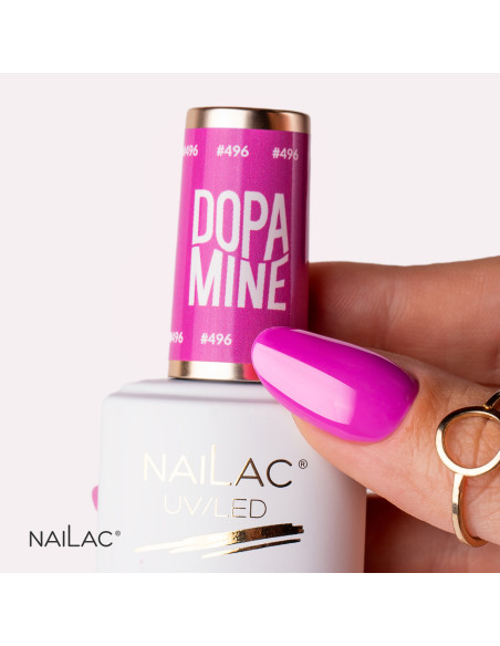 Butelka z lakierem hybrydowym i kciuk pomalowany fioletowym intensywnym kolorem #496