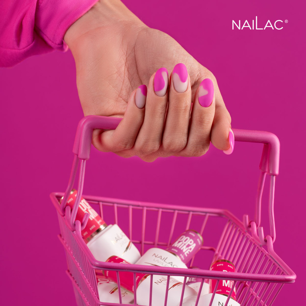 Dłoń trzymająca koszyk z lakierami hybrydowymi