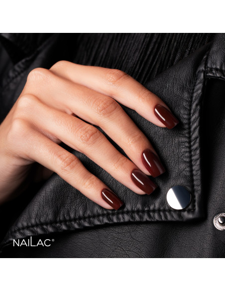 Bodrowe paznokcie. Manicure hybrydowy wykonany za pomocą lakieru w odcieniu ciemnego bordo.