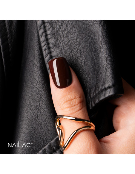 Zbliżenie na kciuk pomalowany lakierem hybrydowym w kolorze bordowym #498