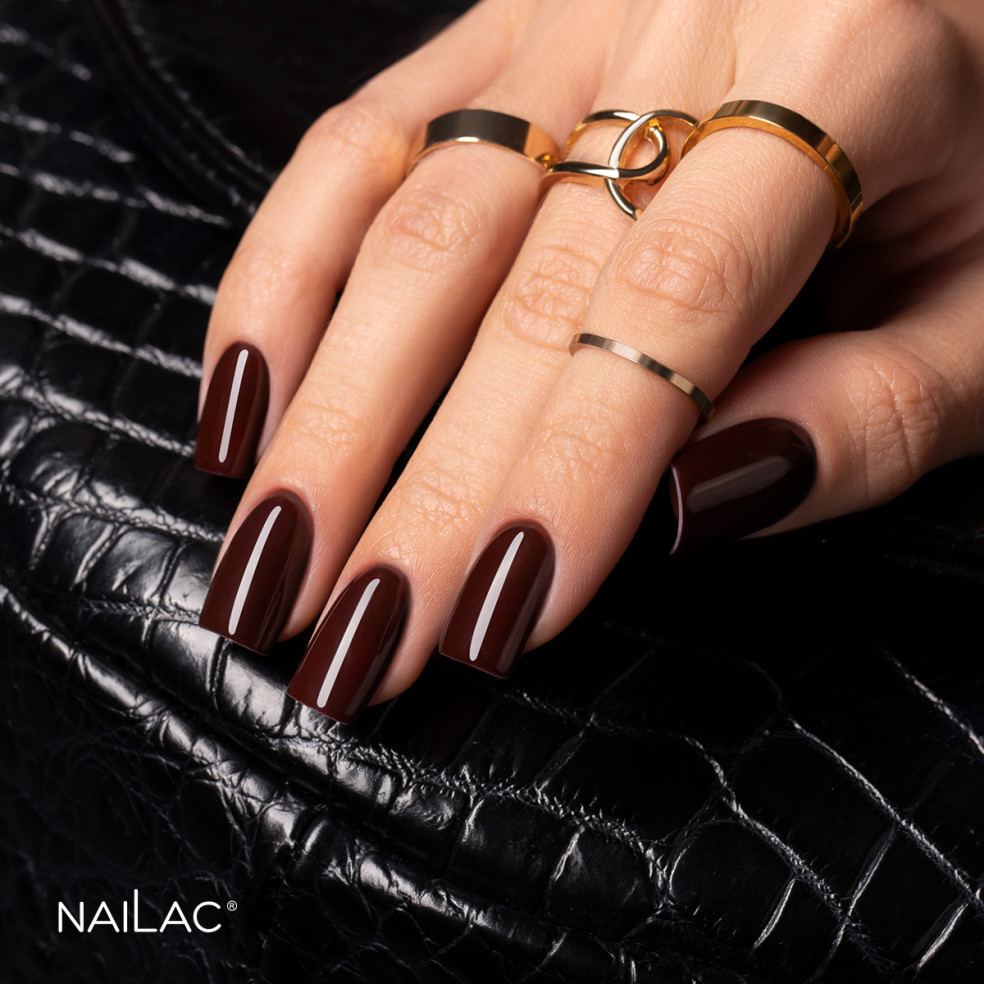 Manicure hybrydowy. Paznokcie pomalowane lakierem hybrydowym w odcieniu ciemnego brązu Manicure hybrydowy. Paznokcie pomalowane lakierem hybrydowym w odcieniu ciemnego brązu