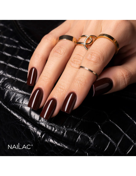 Manicure hybrydowy. Paznokcie pomalowane lakierem hybrydowym w odcieniu ciemnego brązu Manicure hybrydowy. Paznokcie pomalowane lakierem hybrydowym w odcieniu ciemnego brązu