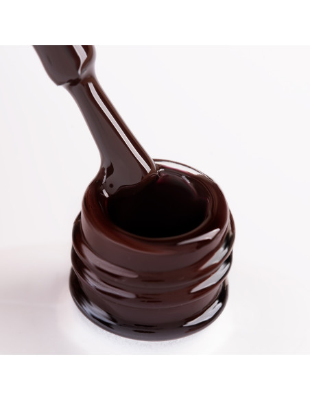 Szyjka butelki i oparty o nią pędzelek zanurzony w lakierze hybrydowym w odcieniu ciemnego brązu #499 Szyjka butelki i oparty o nią pędzelek zanurzony w lakierze hybrydowym w odcieniu ciemnego brązu #499