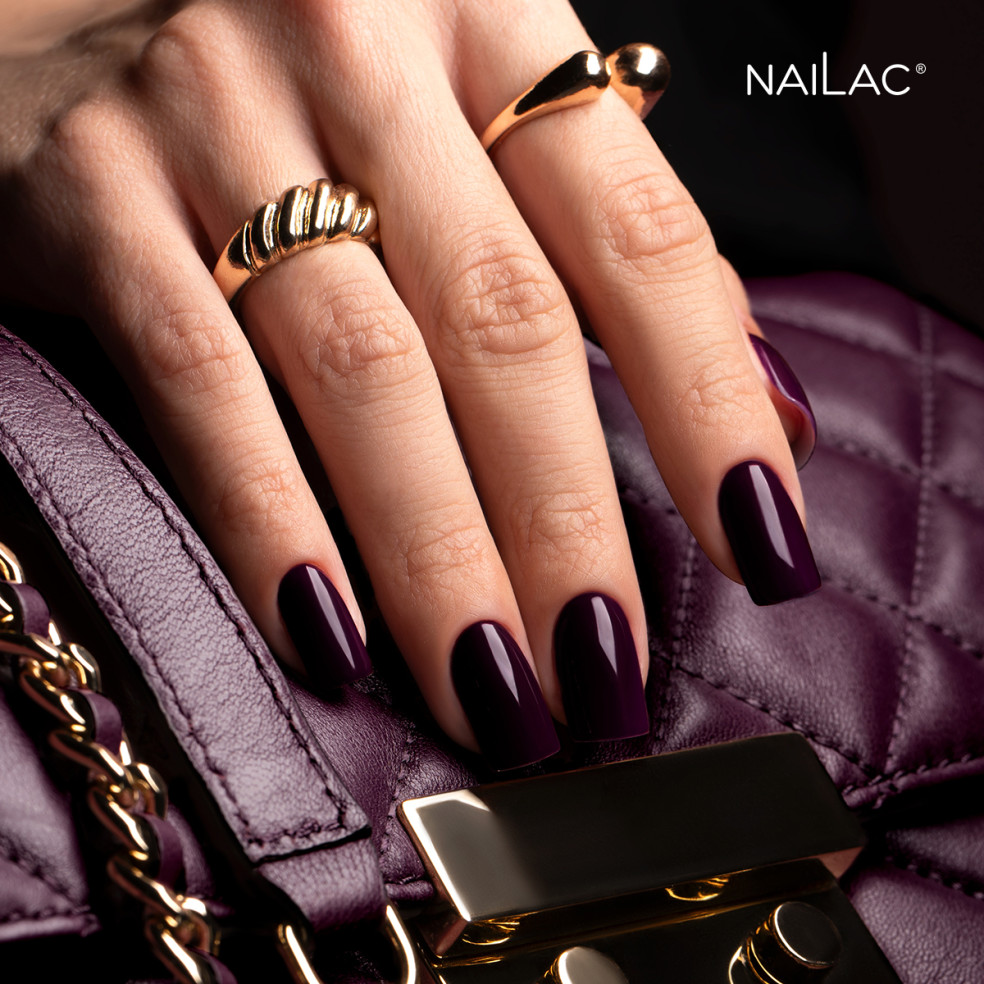 Manicure hybrydowy. Paznokcie pomalowane ciemnym fioletowym lakierem hybrydowym w odcieniu #500