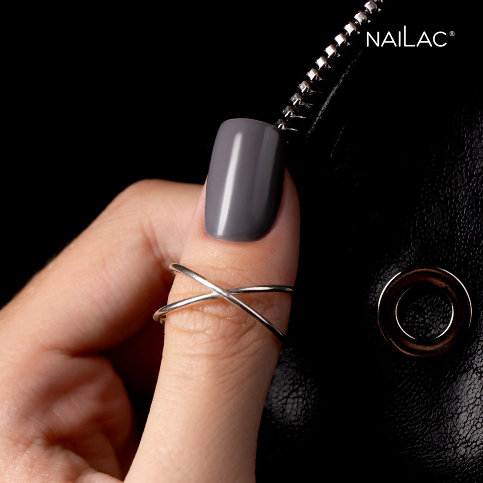 Zbliżenie na kciuk pomalowany ciemnym szarym lakierem hybrydowym Nailac #501