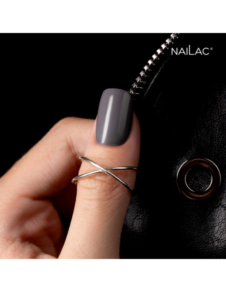Zbliżenie na kciuk pomalowany ciemnym szarym lakierem hybrydowym Nailac #501