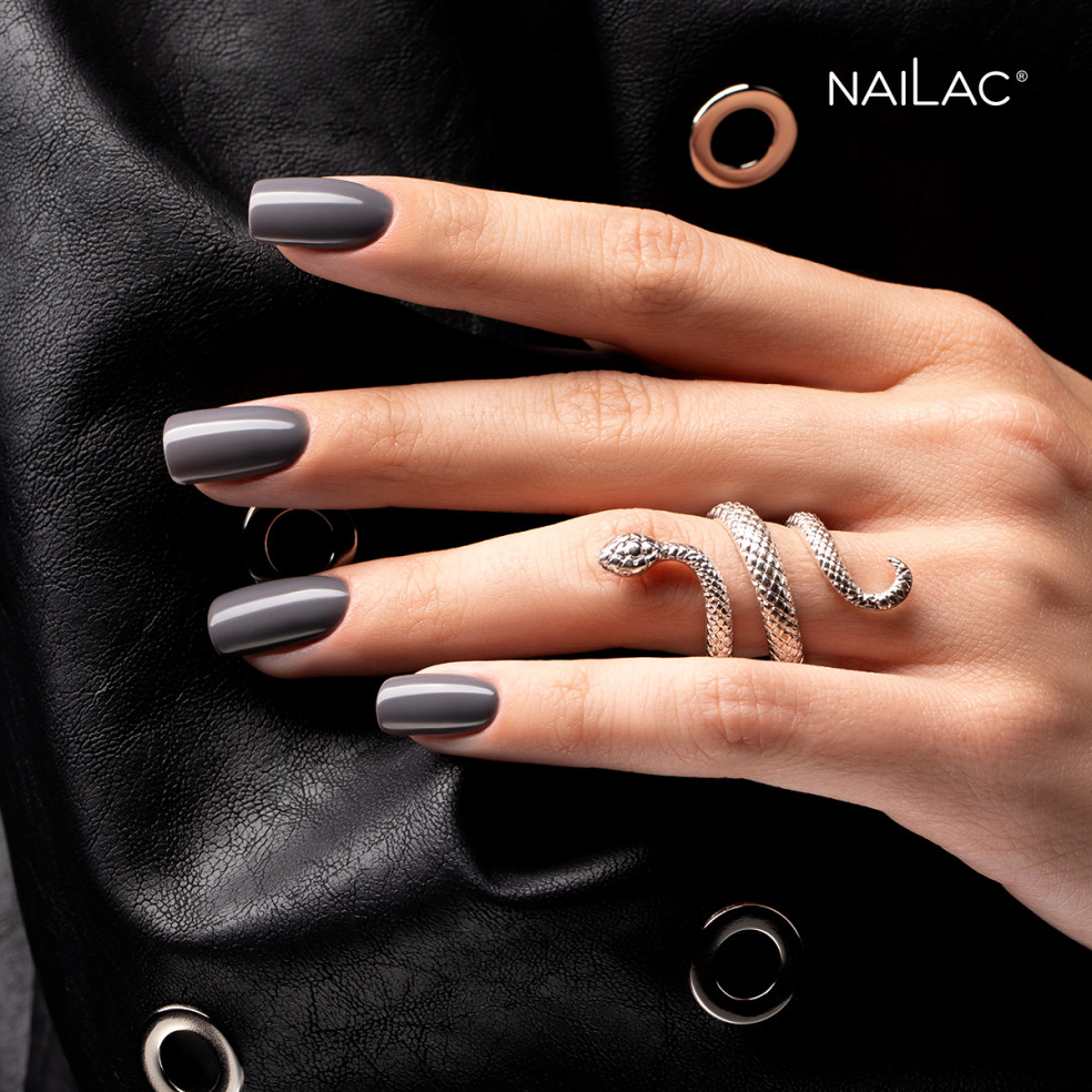 Manicure hybrydowy. Paznokcie pomalowane ciemnym szarym lakierem hybrydowym #501