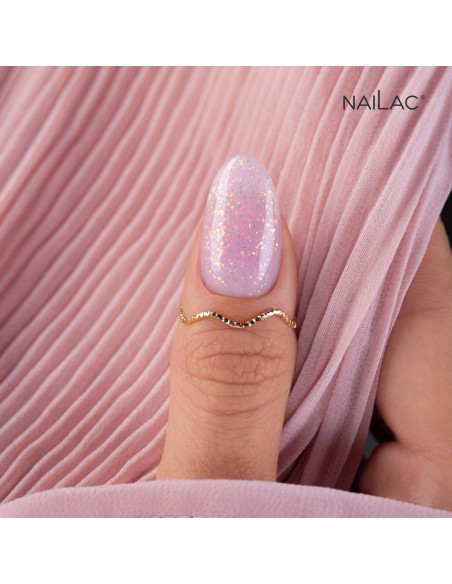 Kciuk pokryty różowym żelem do przedłużania paznokci z opalizującymi drobinkami