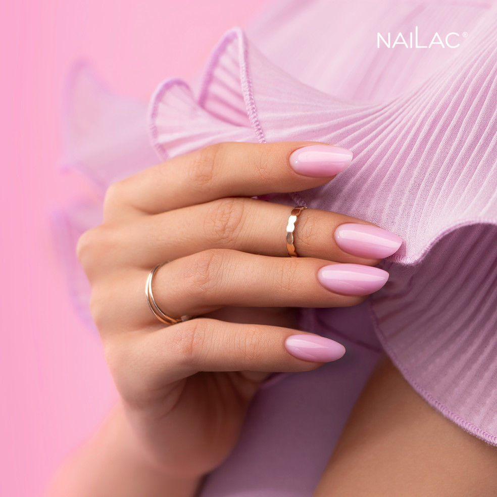 Manicure żelowy. Paznokcie przedłużone żelem w kolorze różowym EasyGel