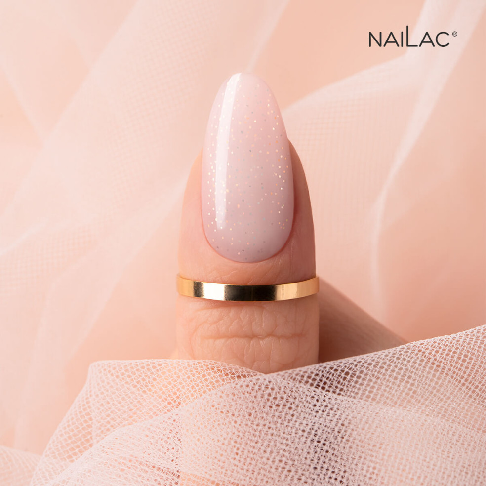 Manicure żelowy. Paznokcieć ozdobiony żelem w butelce Jelly Bottle Bling w kolorze mlecznobiałym ze złotymi drobinkami