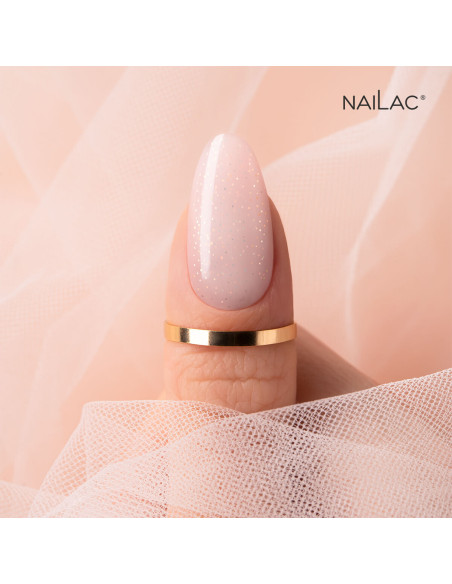 Manicure żelowy. Paznokcieć ozdobiony żelem w butelce Jelly Bottle Bling w kolorze mlecznobiałym ze złotymi drobinkami