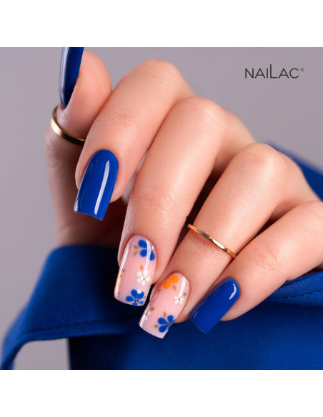 Manicure hybrydowy. Paznokcie pomalowane lakierem w kolorze granatowym Manicure hybrydowy. Paznokcie pomalowane lakierem w kolorze granatowym