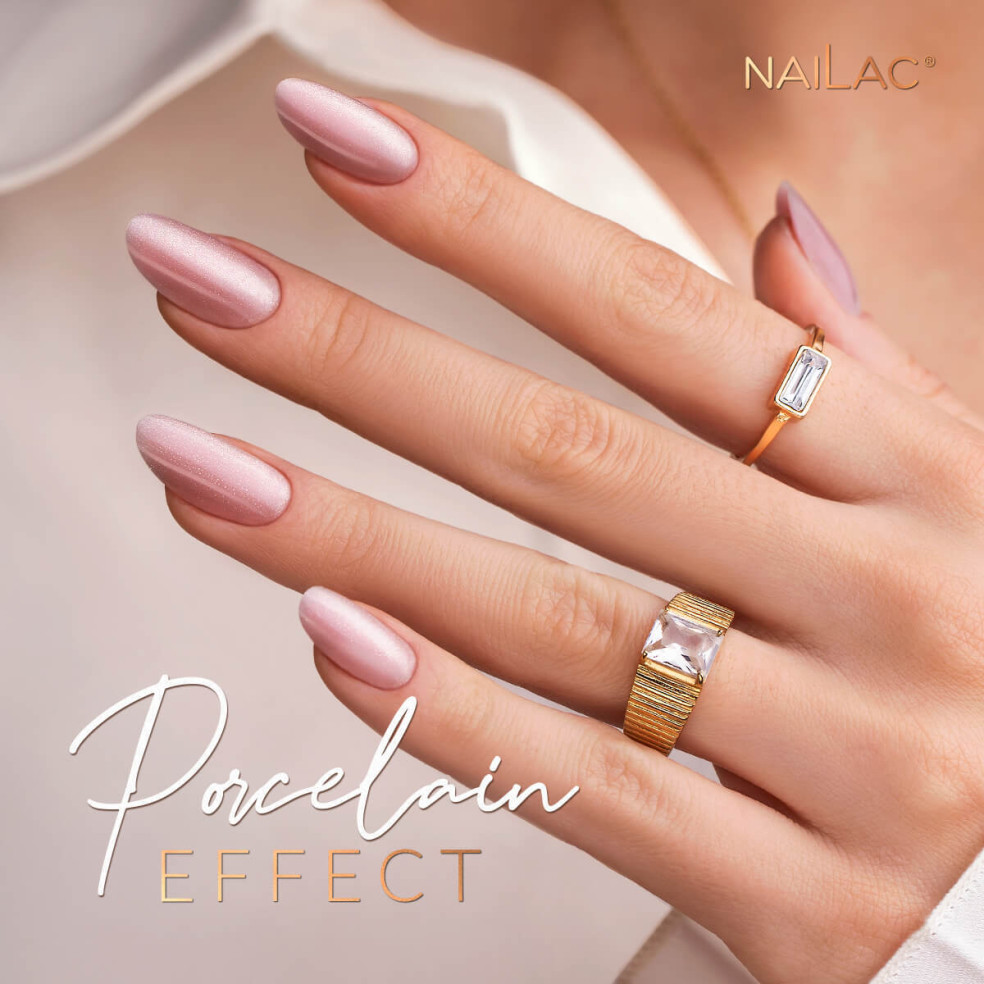 Manicure hybrydowy. Paznokcie pomalowane lakierem hybrydowym Porcelain Effect w kolorze różowym z magnetyczymi drobinkami