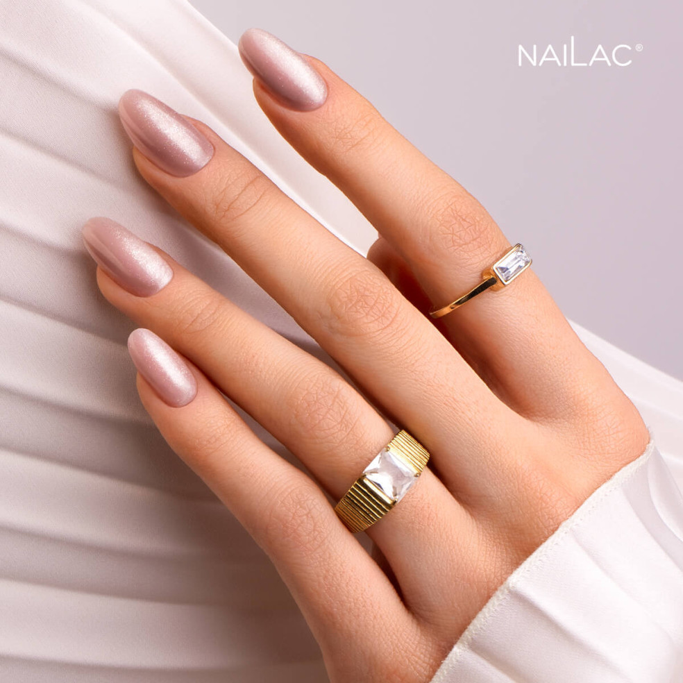 Paznokcie hybrydowe pomalowane różowym brokatowym lakierem cat eye porcelain effect