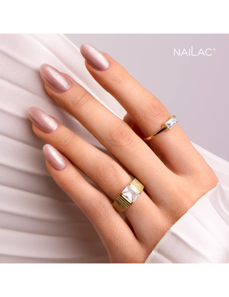 Paznokcie hybrydowe pomalowane różowym brokatowym lakierem cat eye porcelain effect