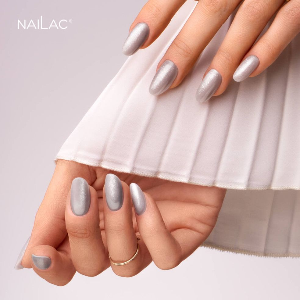 Srebrne paznokcie hybrydowe. Manicure wykonany za pomocą lakieru Porcelain Effect #01