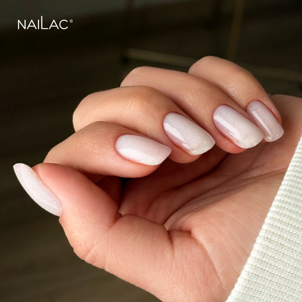 Manicure żelowy. Stylizacja wykonana za pomocą żelu w butelce w odcieniu mlecznym z drobinkami Angel Kiss @cleanmani.zuzanna