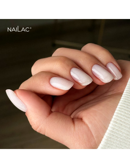 Manicure żelowy. Stylizacja wykonana za pomocą żelu w butelce w odcieniu mlecznym z drobinkami Angel Kiss @cleanmani.zuzanna