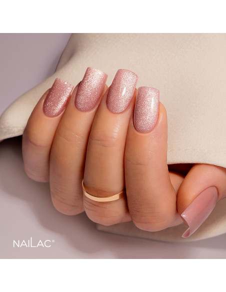 Manicure hybrydowy. Intensywnie mieniące się drobinki cat eye flash w lakierze Porcelain Effect w kolorze różowym