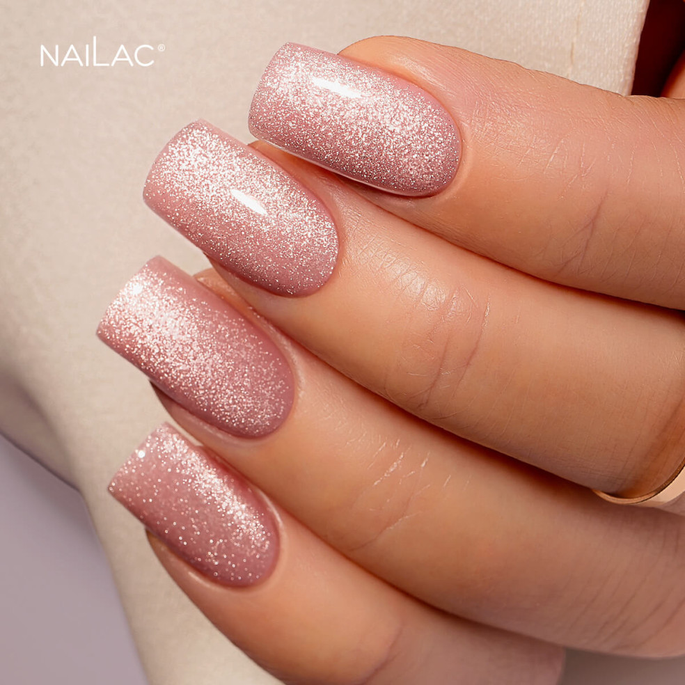 Manicure hybrydowy. Paznokcie pomalowane lakierem Porcelain Effect z drobinkami flash