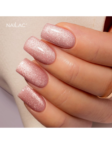 Manicure hybrydowy. Paznokcie pomalowane lakierem Porcelain Effect z drobinkami flash