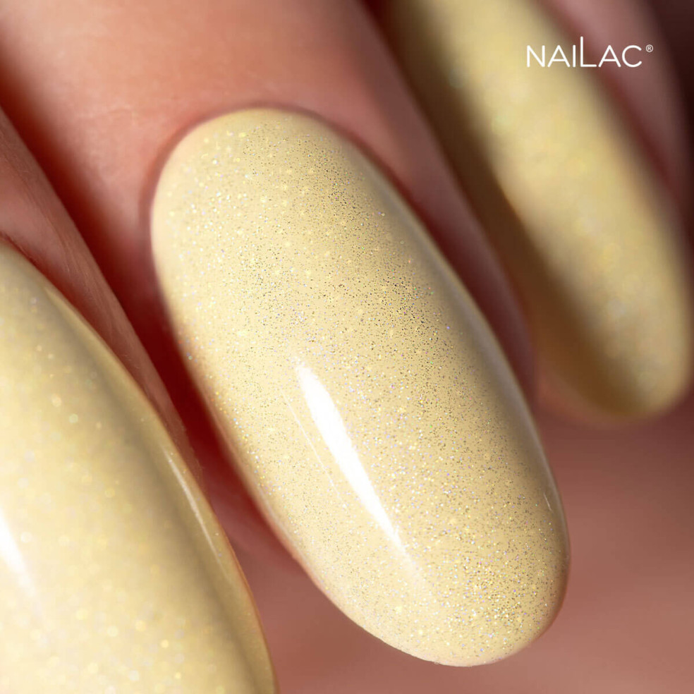 Manicure hybrydowy. Zbliżenie na paznokcie pomalowane lakierem w kolorze jasny żółty #253 i topem Laser Holo Manicure hybrydowy. Zbliżenie na paznokcie pomalowane lakierem w kolorze jasny żółty #253 i topem Laser Holo