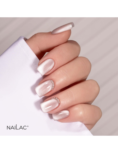 Manicure wykończony topem Cat Eye Pearl z efektem flash