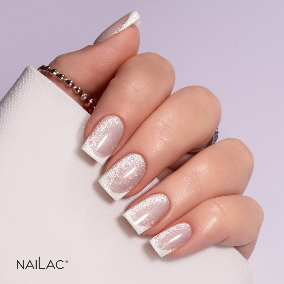 Manicure hybrydowy wykończony za pomocą topu z efektem kociego oka z drobinkami flash Cat Eye Sparkle