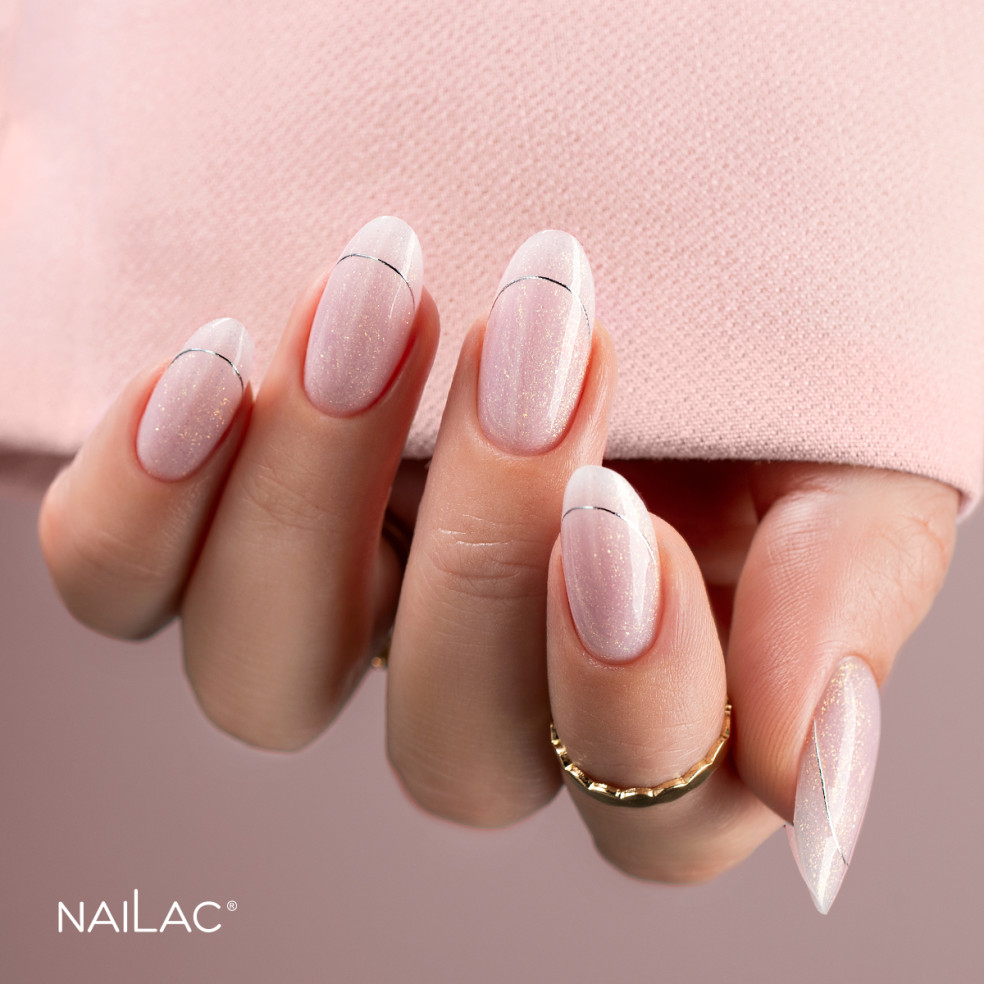 Manicure żelowy wykonany różowym żelem w butelce z drobinkami