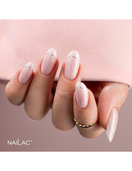 Manicure żelowy wykonany różowym żelem w butelce z drobinkami