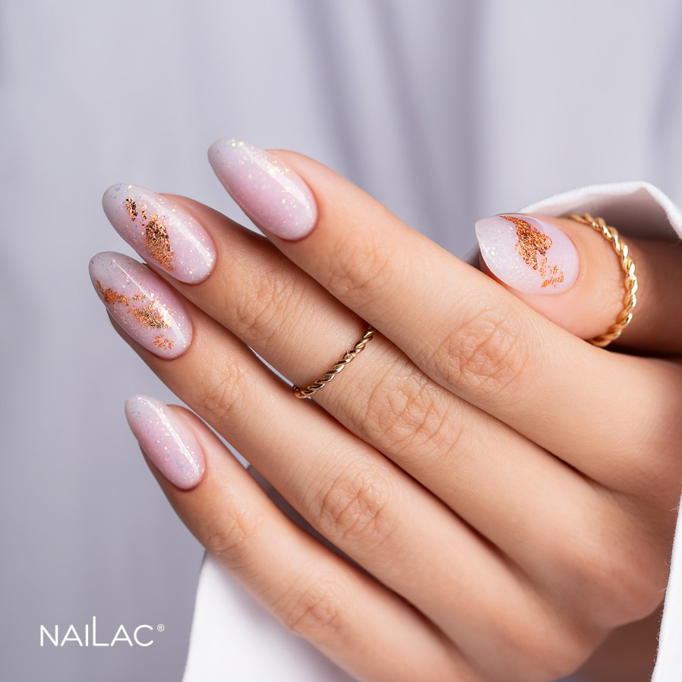 Manicure żelowy wykonany różowym żelem w butelce z drobinkami Jelly Bottle Bling Princess