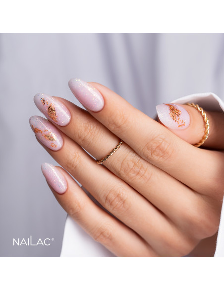 Manicure żelowy wykonany różowym żelem w butelce z drobinkami Jelly Bottle Bling Princess