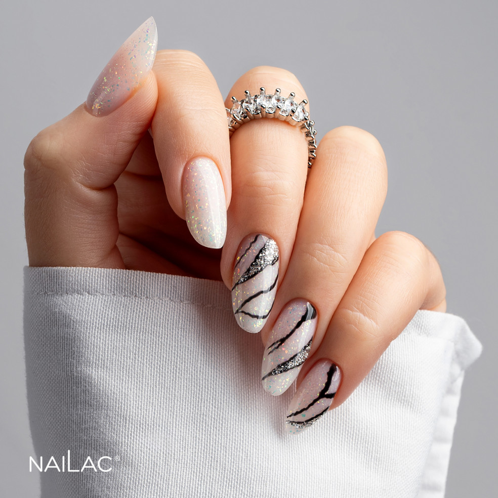 Manicure żelowy wykonany za pomocą żelu w butelce w kolorze mlecznym różowym Jelly Bottle Bling Jasmine