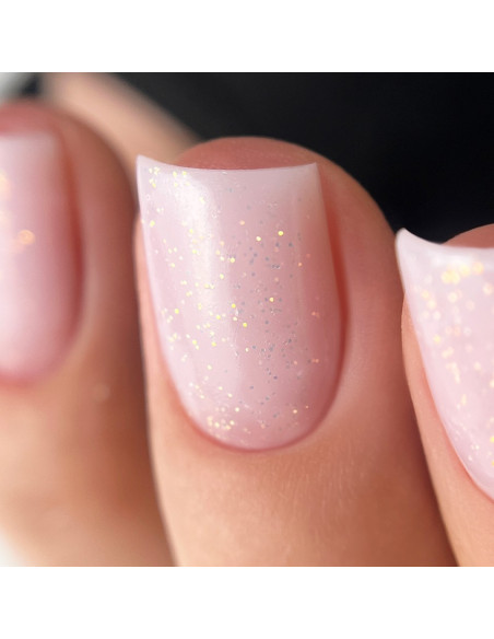 Manicure hybrydowy wykończony mlecznoróżowym topem z drobinkami OpalX Top Blush Gold Manicure hybrydowy wykończony mlecznoróżowym topem z drobinkami OpalX Top Blush Gold