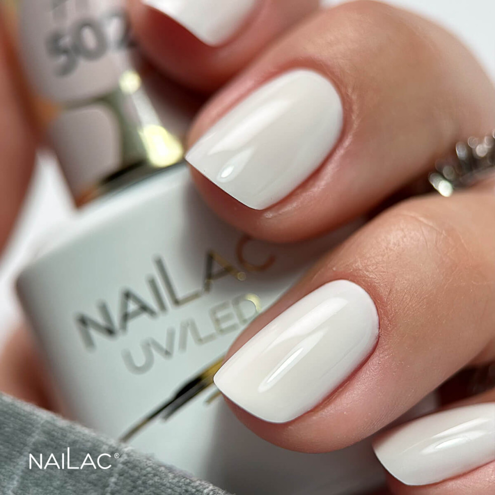 Manicure hybrydowy. Paznokcie pomalowane rozbielonym odcieniem żółtego #502 Wyk. Katarzyna Szopa